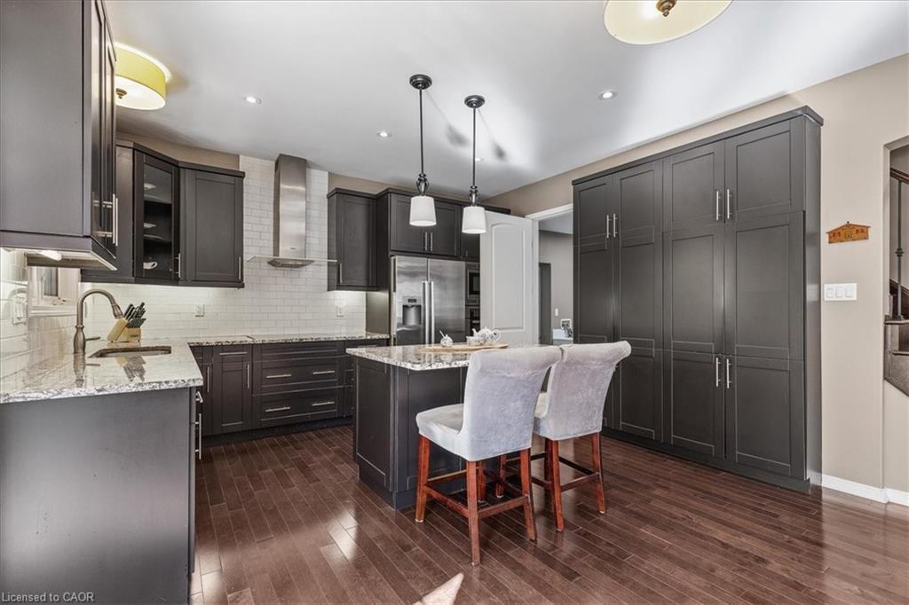 304 Falling Green Crescent, Kitchener, ON - Indoor Photo Showing Kitchen With Upgraded Kitchen