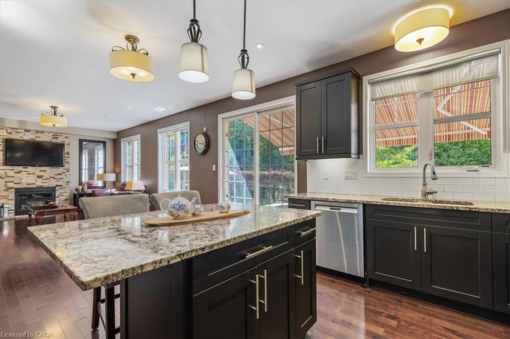 304 Falling Green Crescent, Kitchener, ON - Indoor Photo Showing Kitchen With Upgraded Kitchen