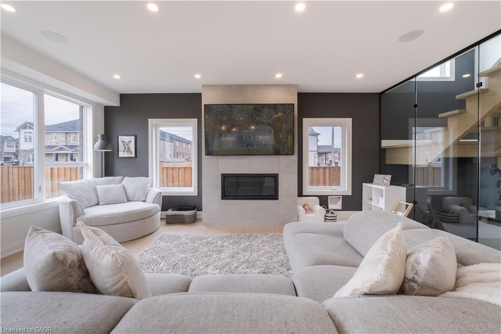 81 Homestead Way, Thorold, ON - Indoor Photo Showing Living Room With Fireplace