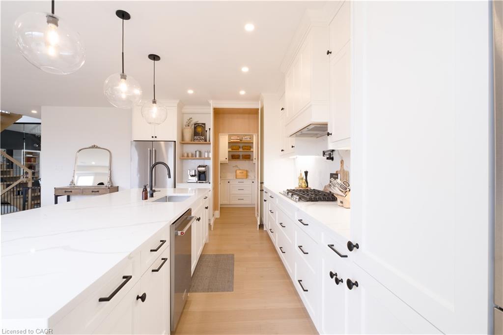81 Homestead Way, Thorold, ON - Indoor Photo Showing Kitchen With Upgraded Kitchen