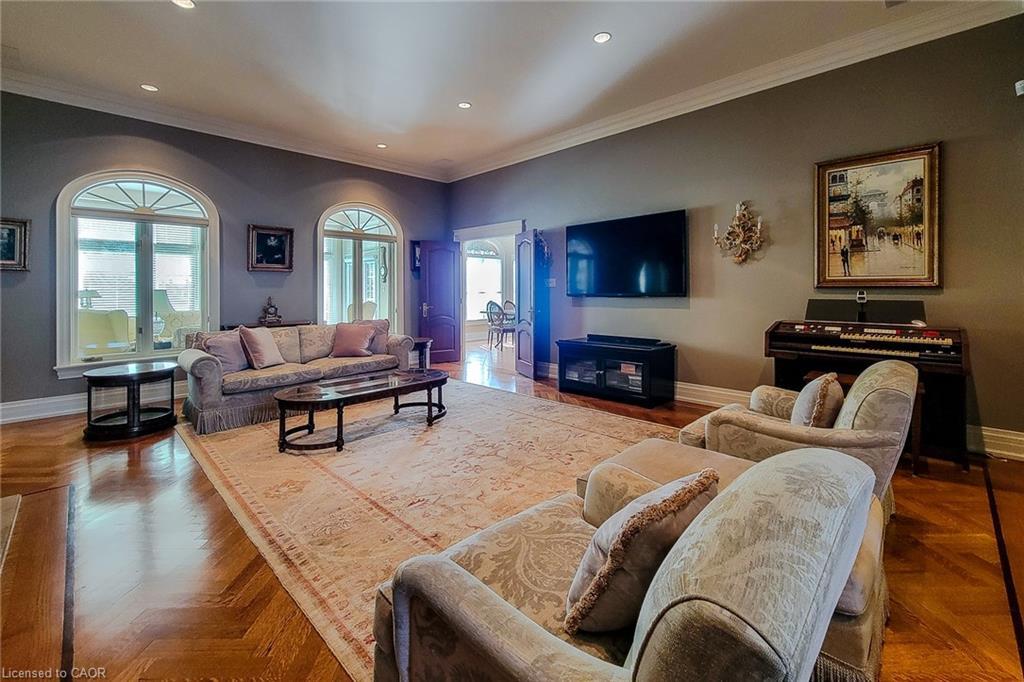 499 Scenic Drive, Hamilton, ON - Indoor Photo Showing Living Room With Fireplace