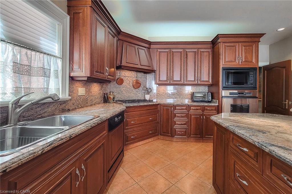 499 Scenic Drive, Hamilton, ON - Indoor Photo Showing Kitchen With Double Sink