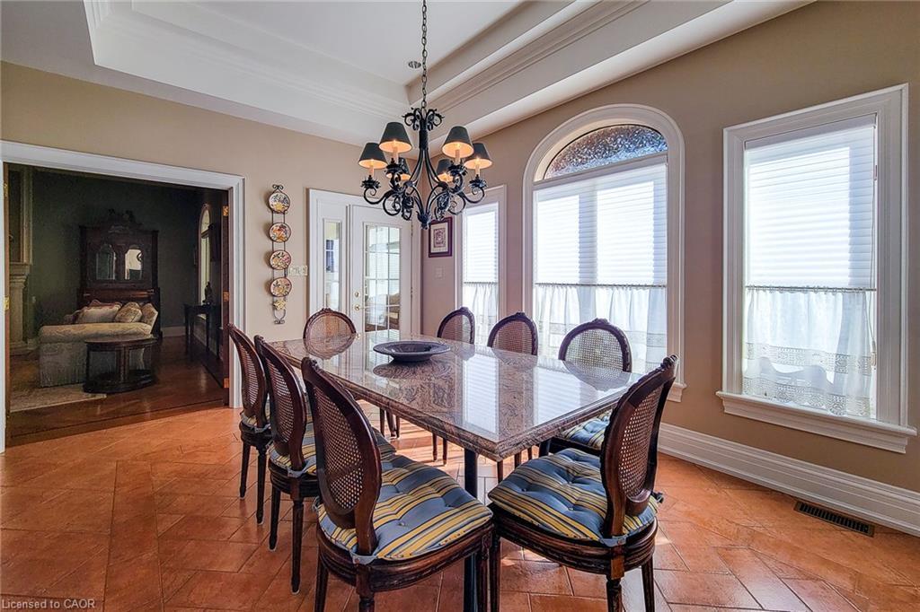 499 Scenic Drive, Hamilton, ON - Indoor Photo Showing Dining Room