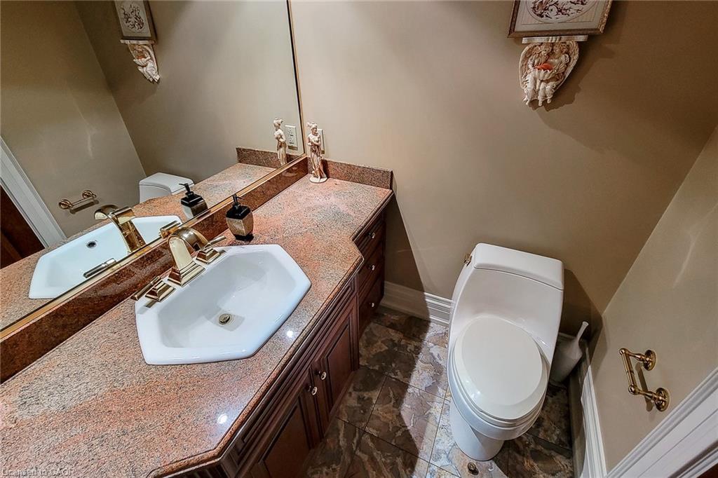 499 Scenic Drive, Hamilton, ON - Indoor Photo Showing Bathroom