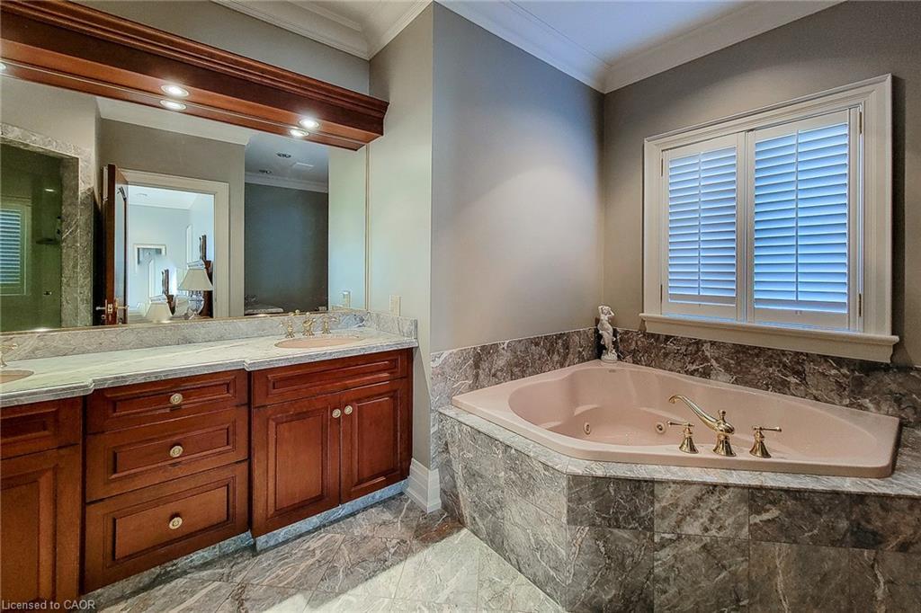 499 Scenic Drive, Hamilton, ON - Indoor Photo Showing Bathroom