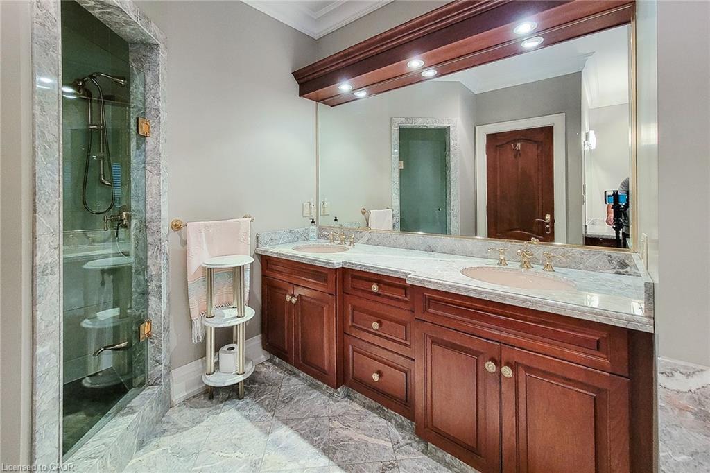 499 Scenic Drive, Hamilton, ON - Indoor Photo Showing Bathroom