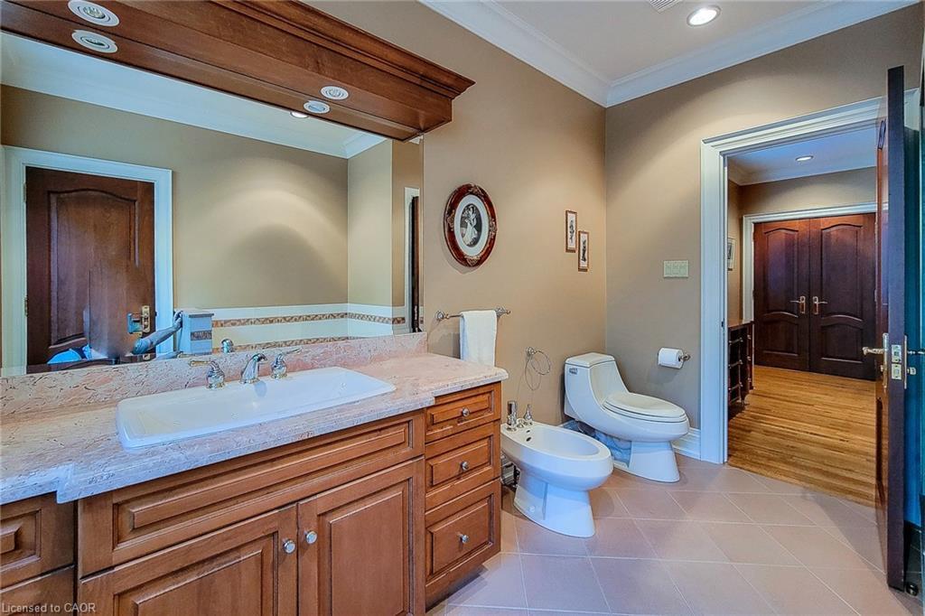 499 Scenic Drive, Hamilton, ON - Indoor Photo Showing Bathroom