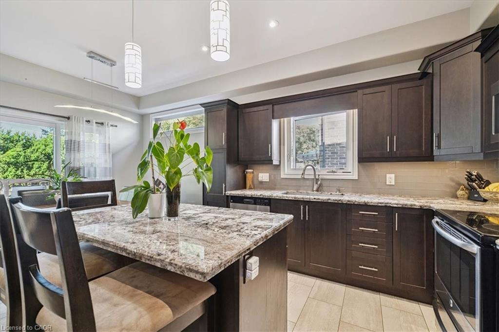 6991 Optimist Lane, Niagara Falls, ON - Indoor Photo Showing Kitchen With Upgraded Kitchen