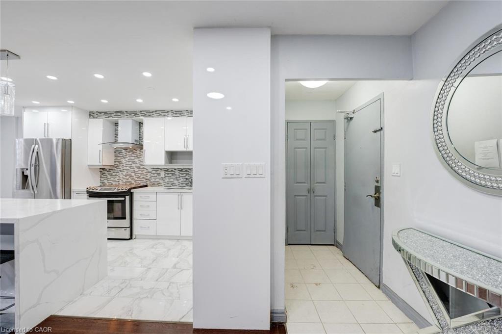 206-10 Edgecliff Golfway, North York, ON - Indoor Photo Showing Kitchen With Upgraded Kitchen