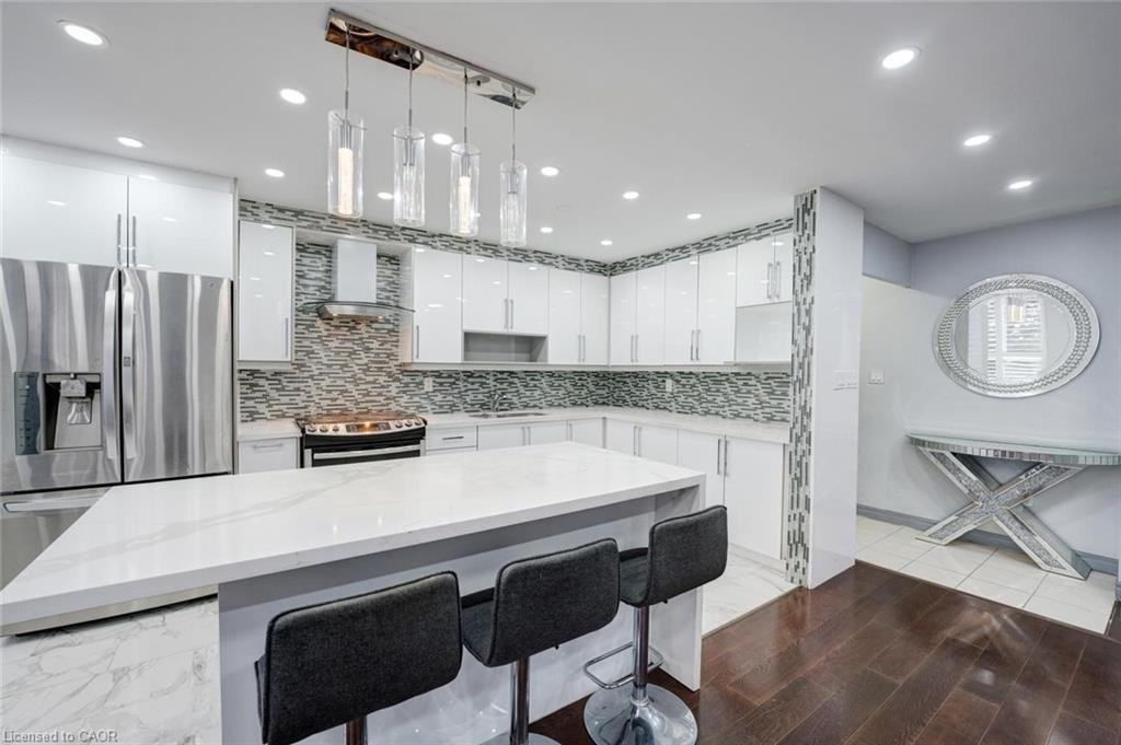 206-10 Edgecliff Golfway, North York, ON - Indoor Photo Showing Kitchen With Upgraded Kitchen