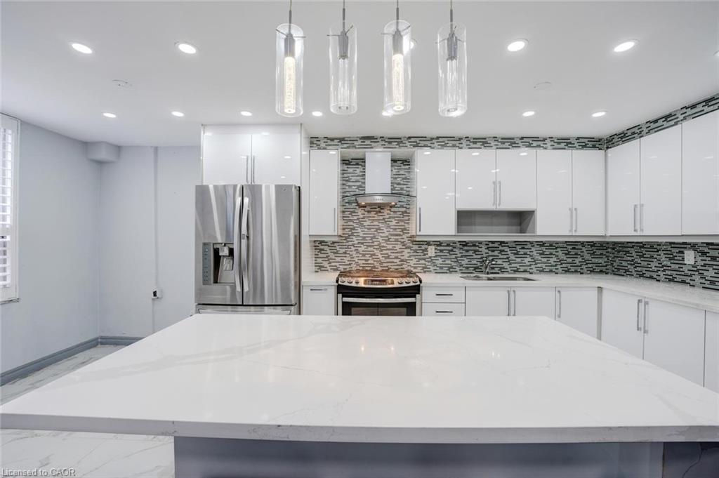 206-10 Edgecliff Golfway, North York, ON - Indoor Photo Showing Kitchen With Upgraded Kitchen