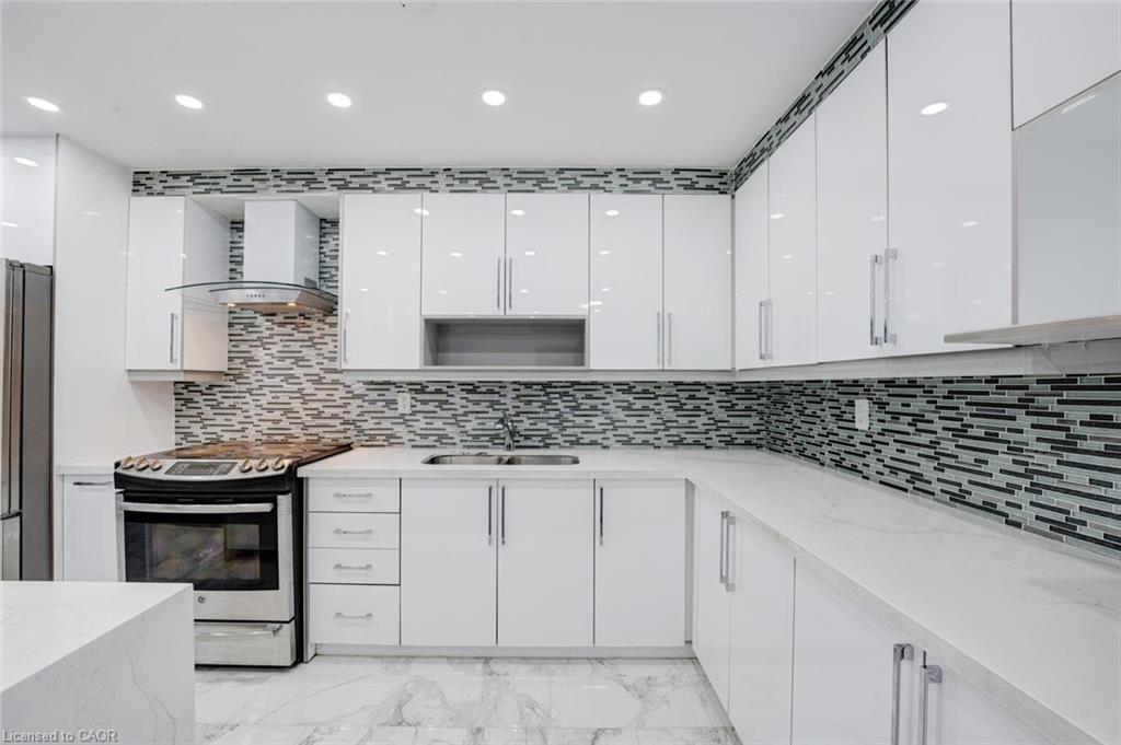 206-10 Edgecliff Golfway, North York, ON - Indoor Photo Showing Kitchen With Double Sink With Upgraded Kitchen