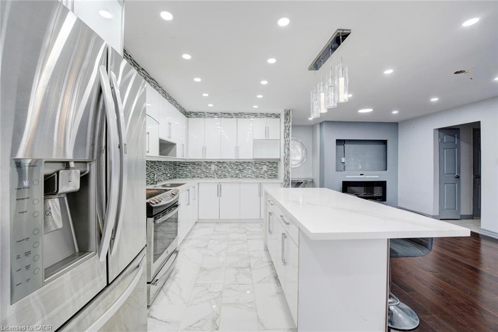 206-10 Edgecliff Golfway, North York, ON - Indoor Photo Showing Kitchen With Upgraded Kitchen