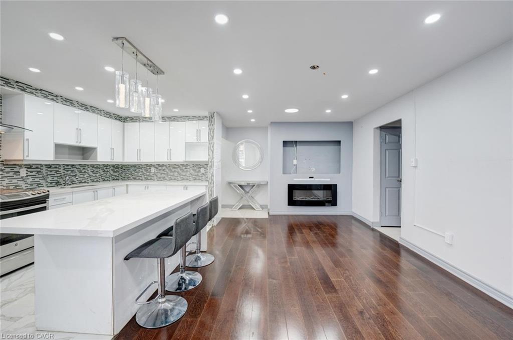 206-10 Edgecliff Golfway, North York, ON - Indoor Photo Showing Kitchen With Upgraded Kitchen