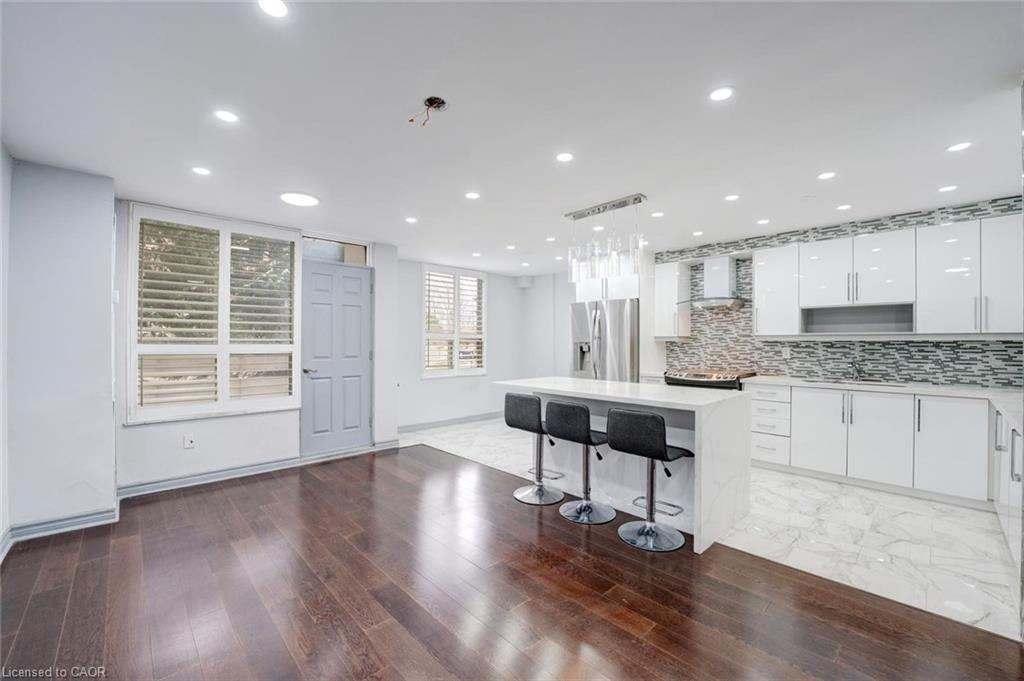 206-10 Edgecliff Golfway, North York, ON - Indoor Photo Showing Kitchen With Upgraded Kitchen