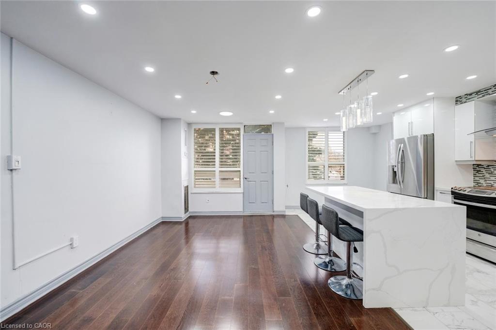 206-10 Edgecliff Golfway, North York, ON - Indoor Photo Showing Kitchen With Upgraded Kitchen