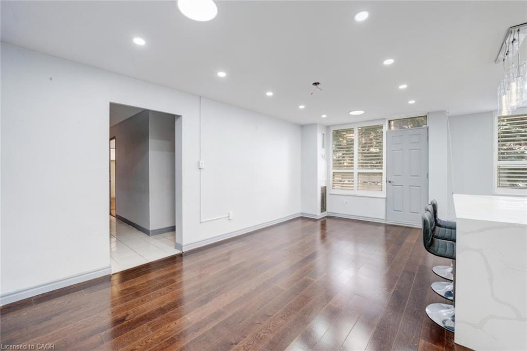 206-10 Edgecliff Golfway, North York, ON - Indoor