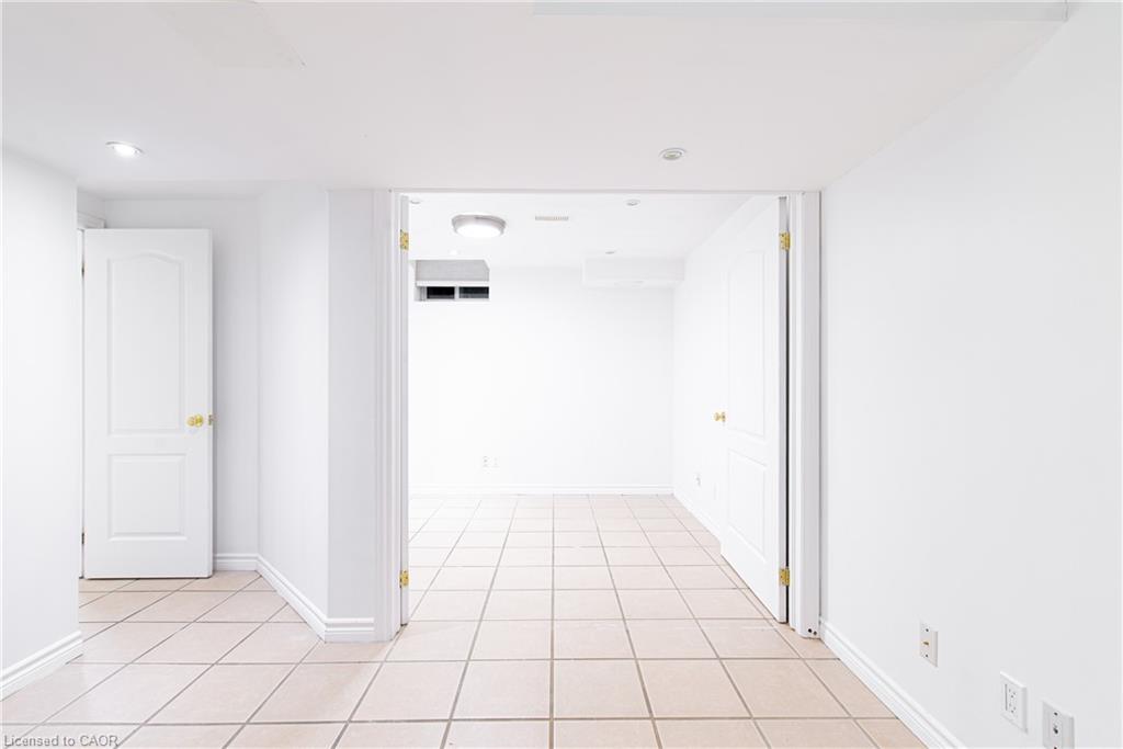 Room 2-119 Summers Drive, Thorold, ON - Indoor Photo Showing Other Room