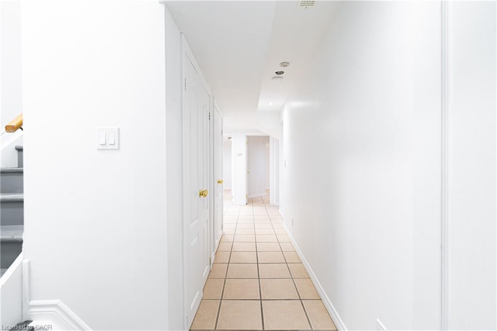 Room 2-119 Summers Drive, Thorold, ON - Indoor Photo Showing Other Room