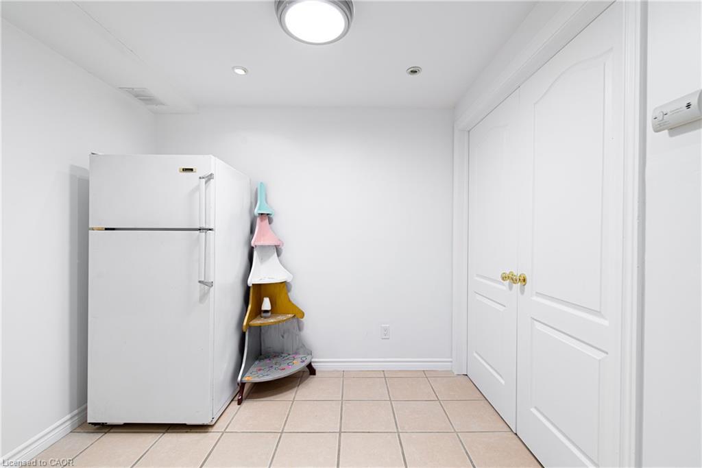 Room 3-119 Summers Drive, Thorold, ON - Indoor Photo Showing Other Room