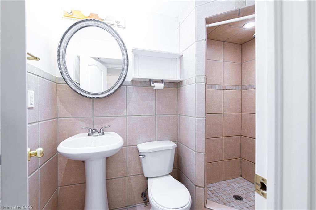 Room 3-119 Summers Drive, Thorold, ON - Indoor Photo Showing Bathroom