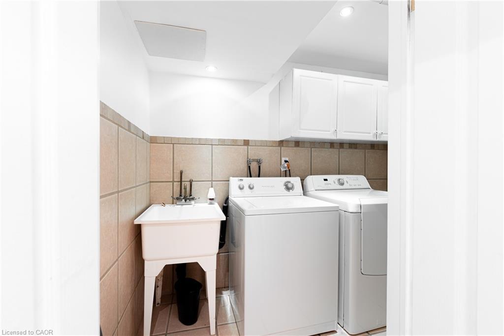 Room 3-119 Summers Drive, Thorold, ON - Indoor Photo Showing Laundry Room