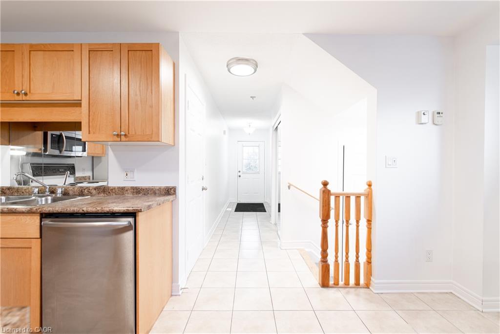 Room 3-119 Summers Drive, Thorold, ON - Indoor Photo Showing Kitchen