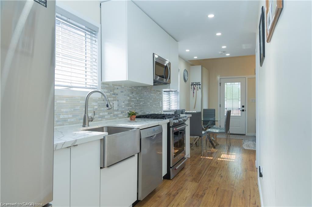 31 Newlands Avenue, Hamilton, ON - Indoor Photo Showing Kitchen With Upgraded Kitchen