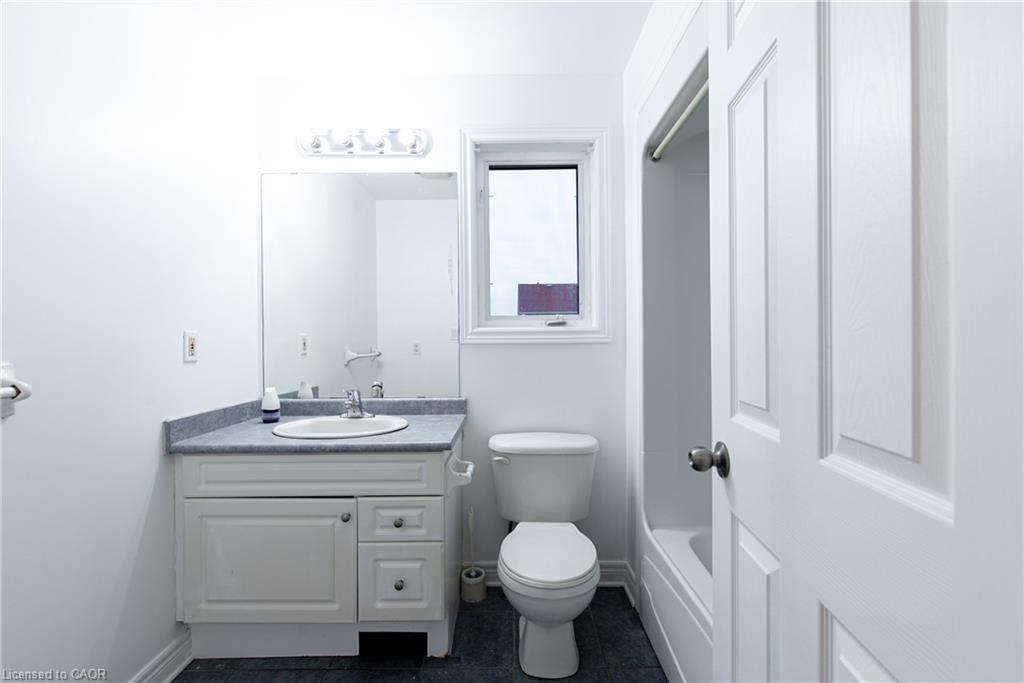 Room 4-119 Summers Drive, Thorold, ON - Indoor Photo Showing Bathroom