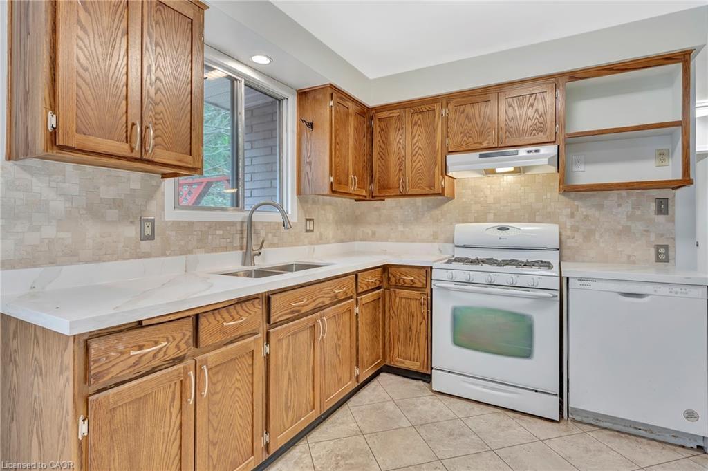 528 Havelock Drive, Waterloo, ON - Indoor Photo Showing Kitchen With Double Sink