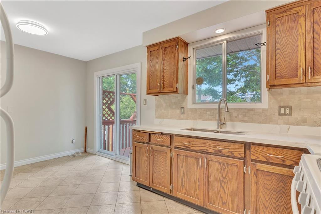 528 Havelock Drive, Waterloo, ON - Indoor Photo Showing Kitchen With Double Sink