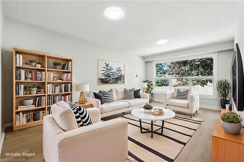 929 Upper Ottawa Street, Hamilton, ON - Indoor Photo Showing Living Room