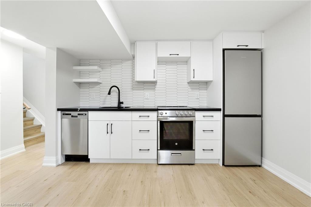 929 Upper Ottawa Street, Hamilton, ON - Indoor Photo Showing Kitchen