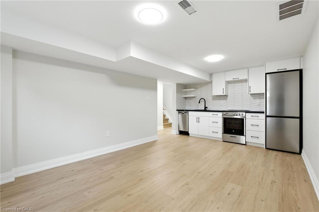 929 Upper Ottawa Street, Hamilton, ON - Indoor Photo Showing Kitchen
