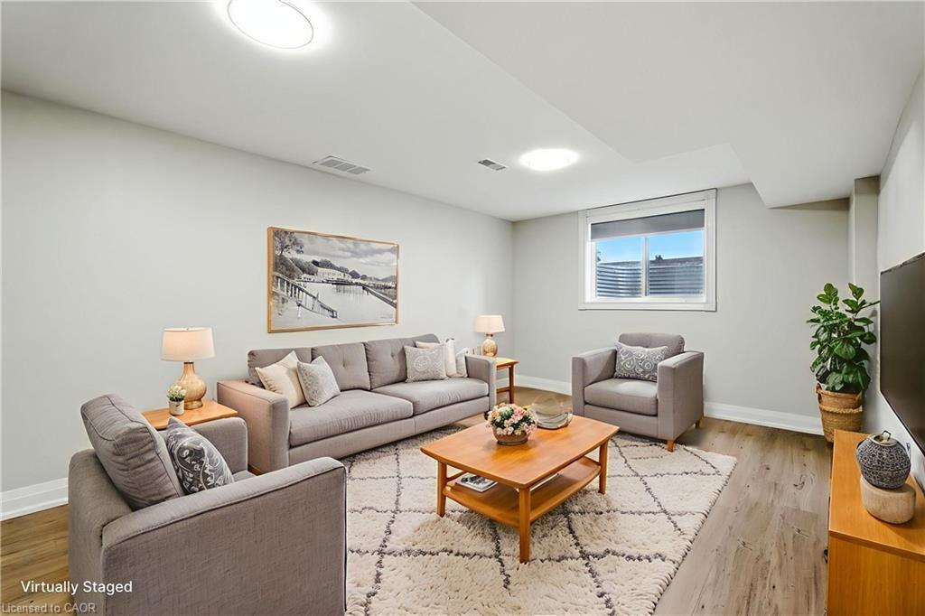 929 Upper Ottawa Street, Hamilton, ON - Indoor Photo Showing Living Room