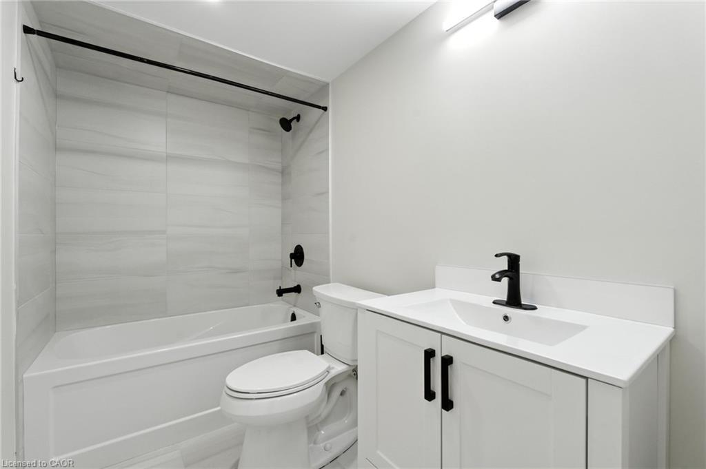 929 Upper Ottawa Street, Hamilton, ON - Indoor Photo Showing Bathroom