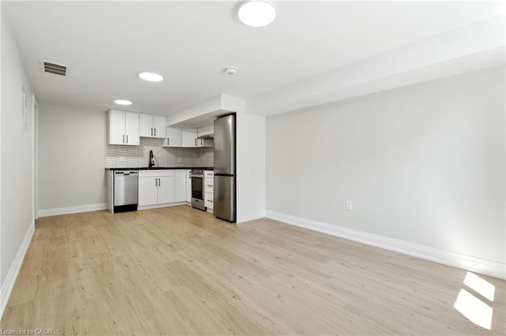 929 Upper Ottawa Street, Hamilton, ON - Indoor Photo Showing Kitchen