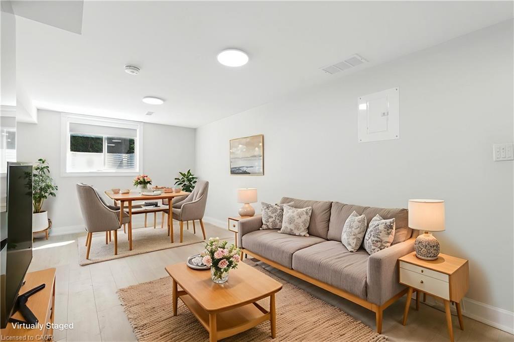 929 Upper Ottawa Street, Hamilton, ON - Indoor Photo Showing Living Room