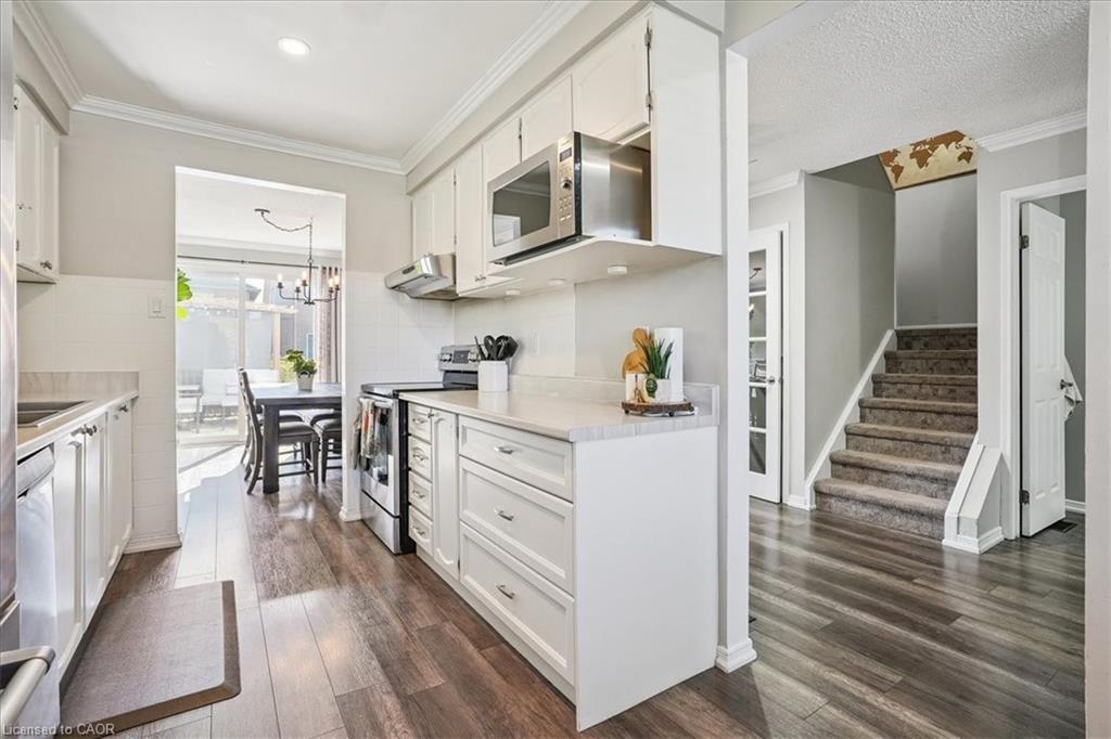 307 Highridge Avenue, Hamilton, ON - Indoor Photo Showing Kitchen With Upgraded Kitchen