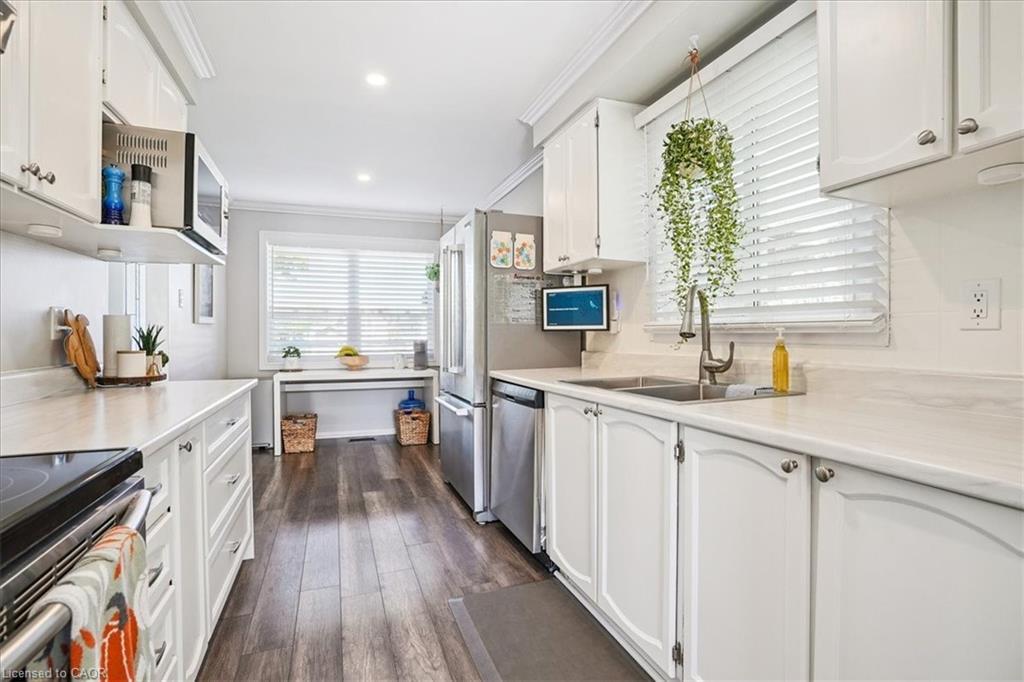 307 Highridge Avenue, Hamilton, ON - Indoor Photo Showing Kitchen With Double Sink With Upgraded Kitchen