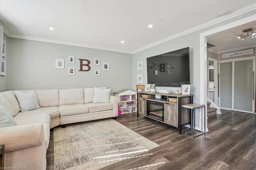 307 Highridge Avenue, Hamilton, ON - Indoor Photo Showing Living Room