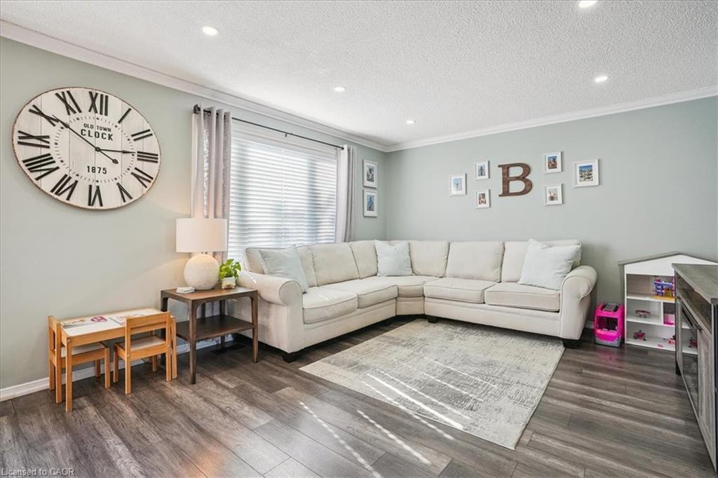 307 Highridge Avenue, Hamilton, ON - Indoor Photo Showing Living Room