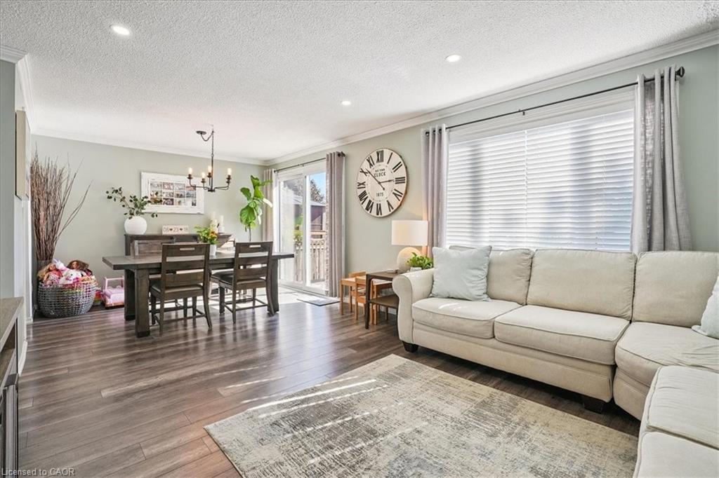 307 Highridge Avenue, Hamilton, ON - Indoor Photo Showing Living Room