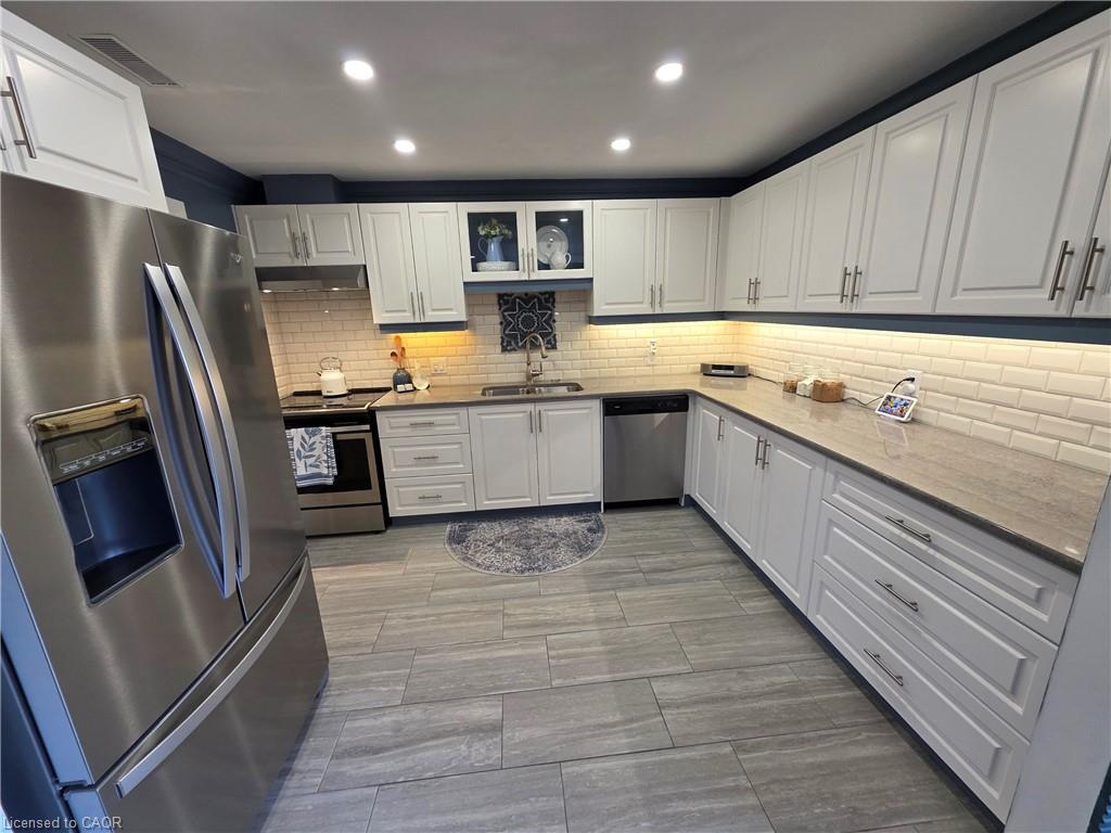 69 Gates Lane, Hamilton, ON - Indoor Photo Showing Kitchen With Upgraded Kitchen
