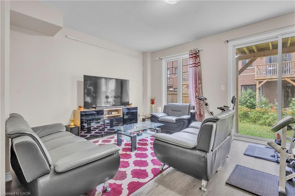 68 Esplanade Lane, Grimsby, ON - Indoor Photo Showing Living Room