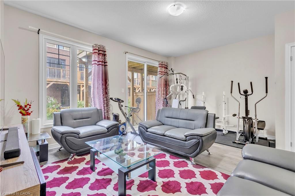 68 Esplanade Lane, Grimsby, ON - Indoor Photo Showing Living Room