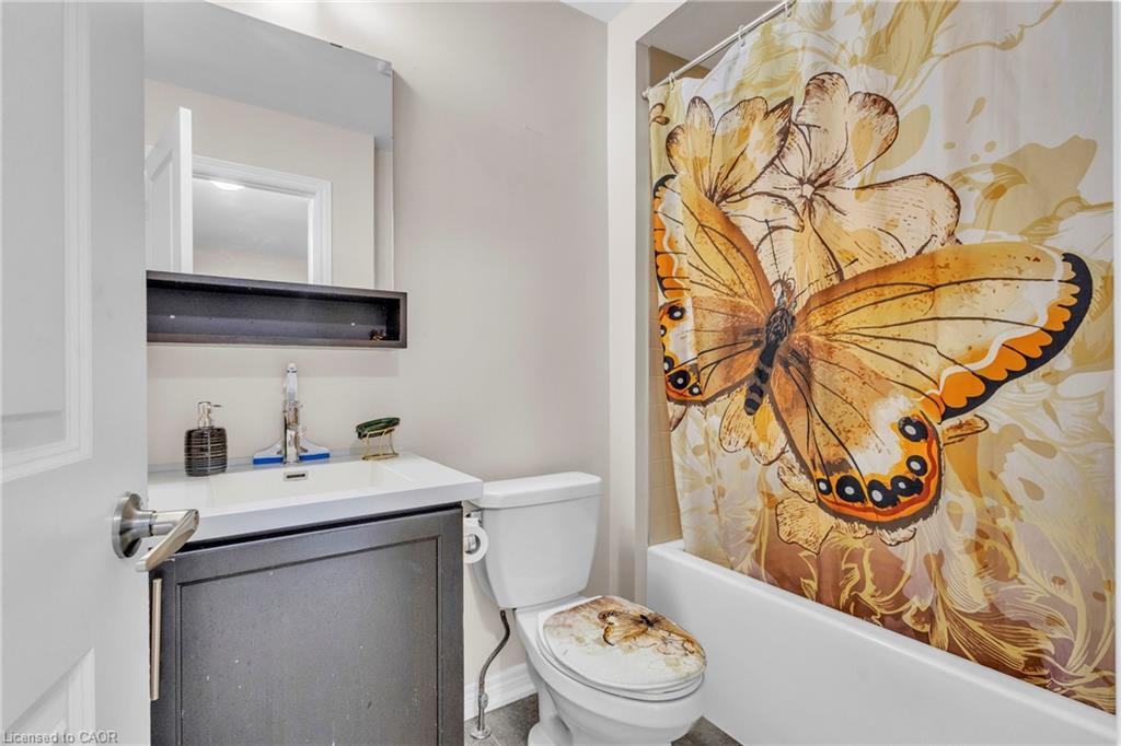 68 Esplanade Lane, Grimsby, ON - Indoor Photo Showing Bathroom