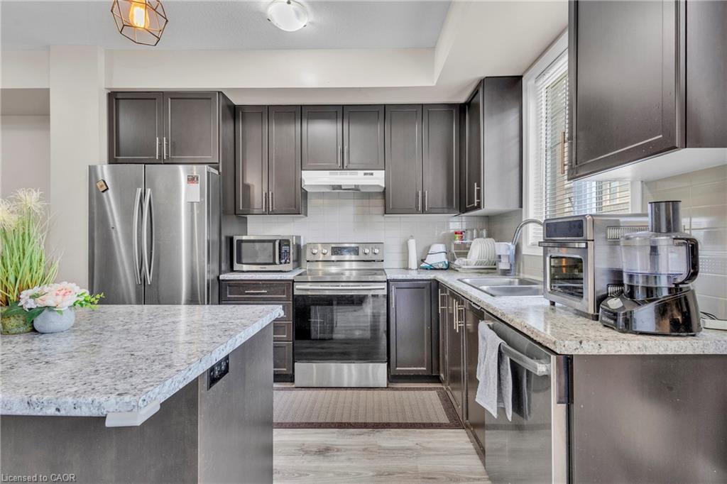 68 Esplanade Lane, Grimsby, ON - Indoor Photo Showing Kitchen With Double Sink With Upgraded Kitchen