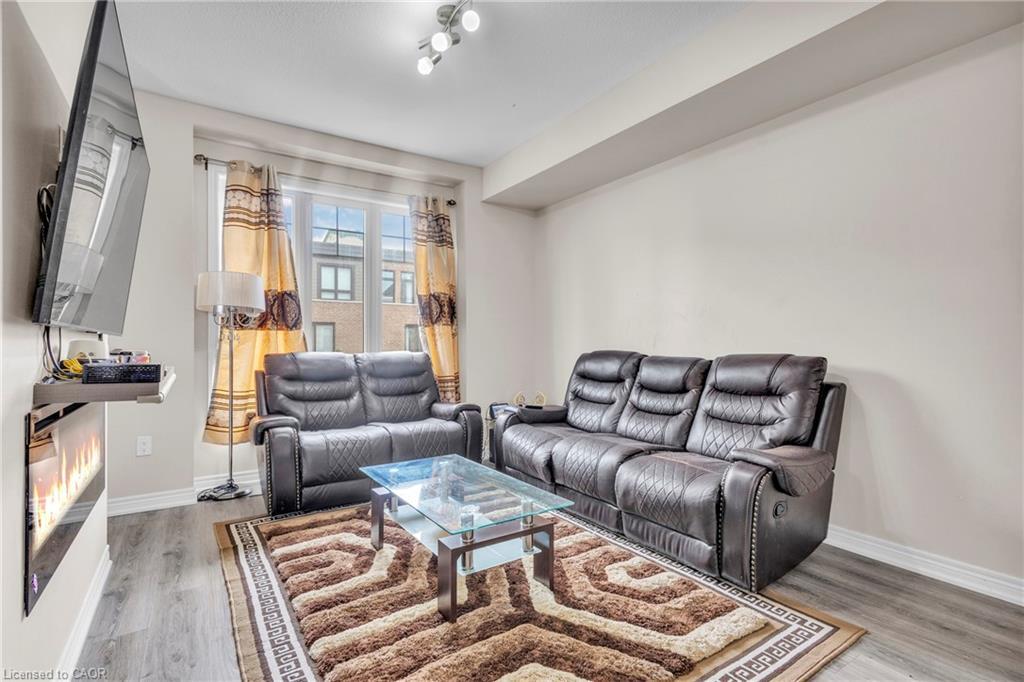 68 Esplanade Lane, Grimsby, ON - Indoor Photo Showing Living Room