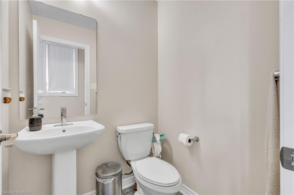 68 Esplanade Lane, Grimsby, ON - Indoor Photo Showing Bathroom